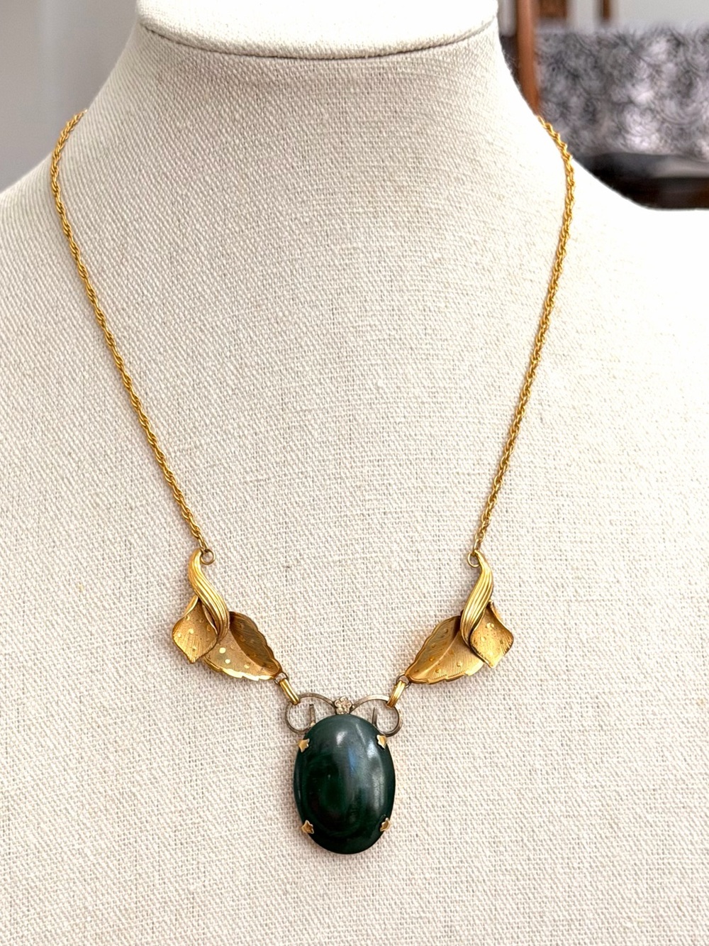 Vintage MCM Mod Hunter Green Acrylic Gold Leaf Pendant Necklace 19”